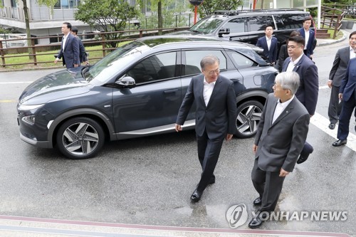 文대통령, 소재부품지원센터 깜짝 방문…"끝까지 해결하는 자세"