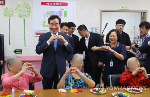 이총리, 노인요양시설 찾아 "어르신 삶에 따뜻한 석양 비치길"