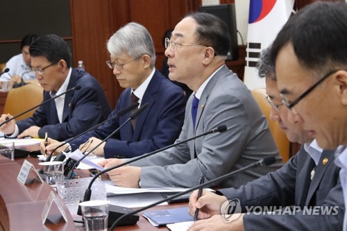 [2보] 홍남기 "고용개선 의미있는 변화…정책효과 있어"