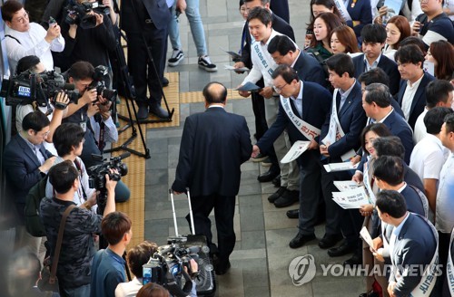 與, 서울역 찾아 귀성객 배웅…"안보 걱정 없는 한가위되길"