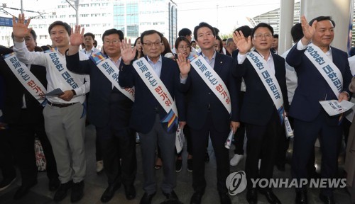 '추석밥상' 엇갈린 평가…與 "이젠 민생을" 野 "조국, 민심폭발"