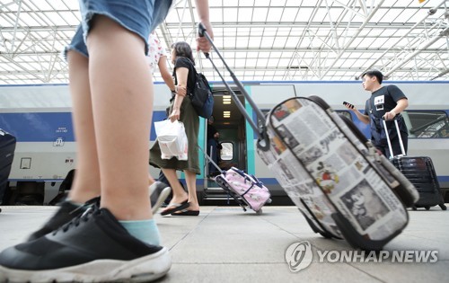 추석 연휴 앞둔 울산공항·역·터미널 귀성객 발걸음 이어져