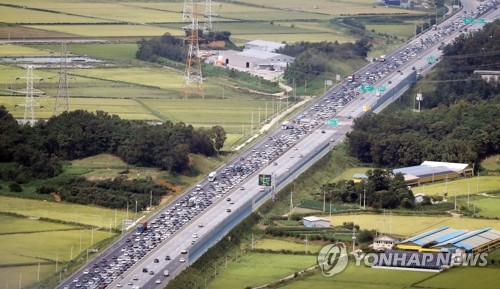 한가위 성묘 행렬로 전국 도로 몸살…공원·유원지 행락객 북적