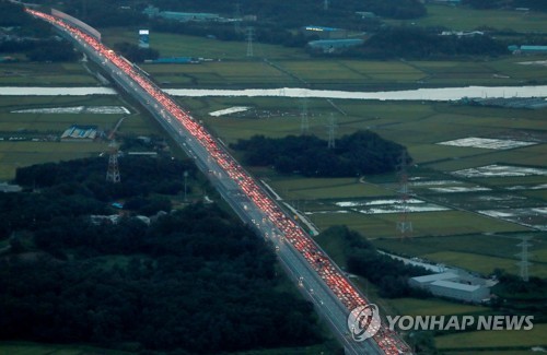 '고향 가는 길' 기차역·공항·터미널 귀성행렬 이어져(종합)