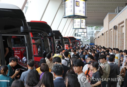 '고향 가는 길' 기차역·공항·터미널 귀성행렬 이어져(종합)