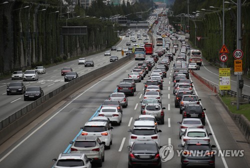 연휴 첫날 귀성길 정체 계속…서울→부산 7시간 10분