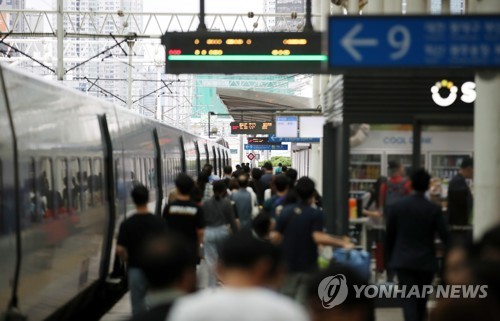 한가위 성묘 행렬로 전국 도로 몸살…공원·유원지 행락객 북적