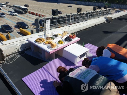 한가위 성묘 행렬로 전국 도로 몸살…공원·유원지 행락객 북적