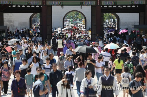 한가위 성묘 행렬로 전국 도로 몸살…공원·유원지 행락객 북적