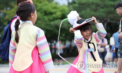 추석 연휴 셋째 날 전국 관광지 '북적'…고속도로 '엉금엉금'