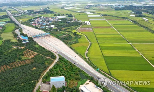 추석연휴 마지막날 고속도로 소통 원활…관광지는 북적