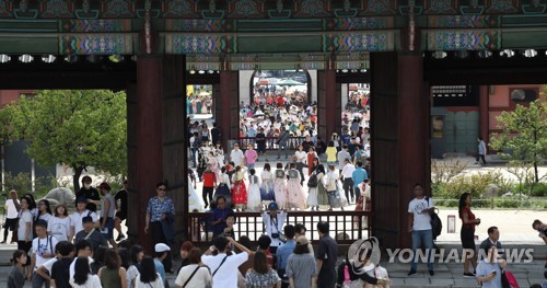 아쉬운 추석 연휴 마지막날…서울역·고속터미널 귀경인파