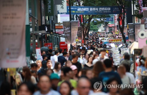 아쉬운 추석 연휴 마지막날…서울역·고속터미널 귀경인파