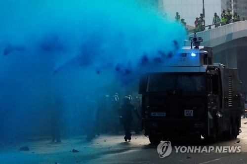 中매체 "홍콩, 송환법 반대 시위 100일만에 대혼란에 빠져"(종합)