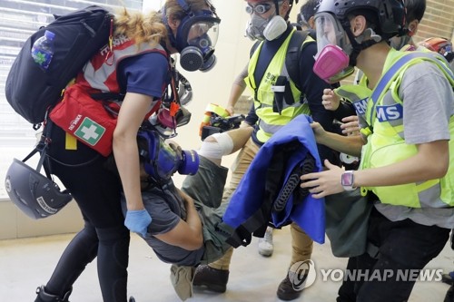 홍콩서 또 '백색테러'…시위 장기화에 1만원 호텔 숙박권도 등장(종합)