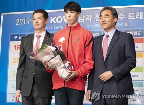 한국전력, 거포 가빈에 특급 신인 김명관 충전…'탈꼴찌' 노린다