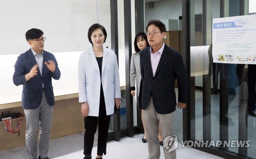 유은혜 "대입제도 개편, 근본적 고민해 대안 마련할 것"