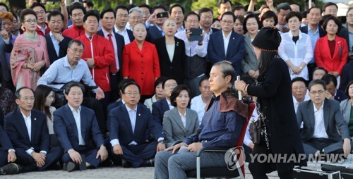 황교안 삭발식…"투쟁에서 결단코 물러서지 않을 것"