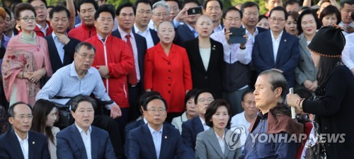 黃, 제1야당 대표로 첫 삭발 감행…'조국 반대' 대여투쟁 승부수(종합)