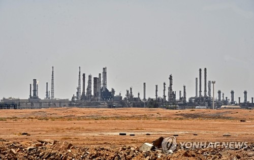 "사우디, 최대 원유수출국 지위 지키려 석유수입 추진"