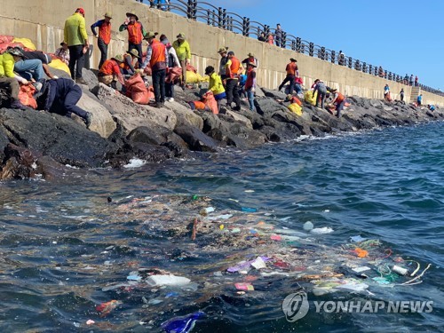 [카메라뉴스] "제주 바다 쓰레기 함께 치워요"