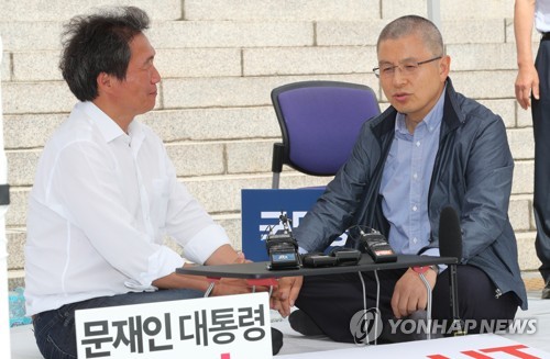 한국당 '광화문 촛불·릴레이 삭발' 강수…"정권몰락 시작"(종합)