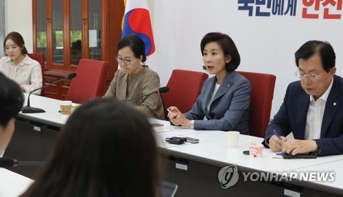 한국당 '광화문 촛불·릴레이 삭발' 강수…"정권몰락 시작"(종합)