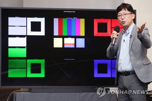 "깨지는 화면, 준비 안된 LG 8K"…삼성전자의 맞저격