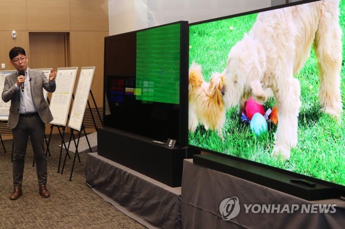 "깨지는 화면, 준비 안된 LG 8K"…삼성전자의 맞저격