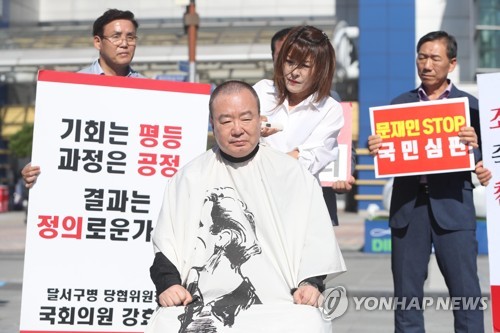 한국당 '광화문 촛불·릴레이 삭발' 강수…"정권몰락 시작"(종합)