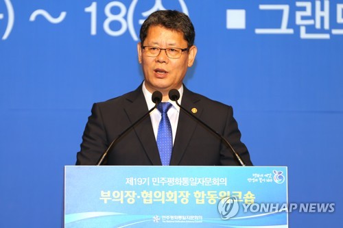 시민 만난 김연철 장관 "북미협상서 운전자보다 내비게이션 역할"