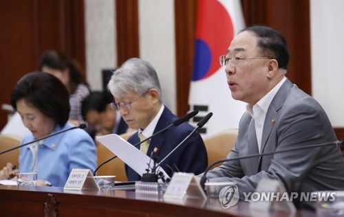 정부, 고용연장장치 검토한다…교원수급·軍인력 체계도 개선