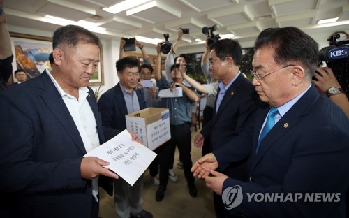 제주도의회, '제2공항 공론화 청원' 가결