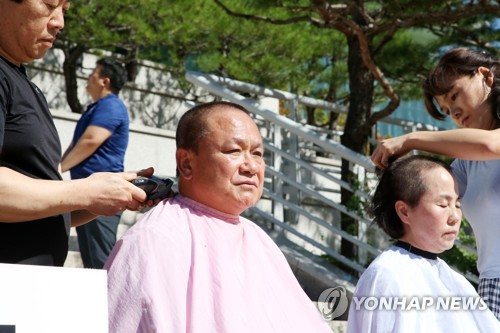 김순견 전 경북도 경제부지사 "조국 사퇴" 촉구 삭발