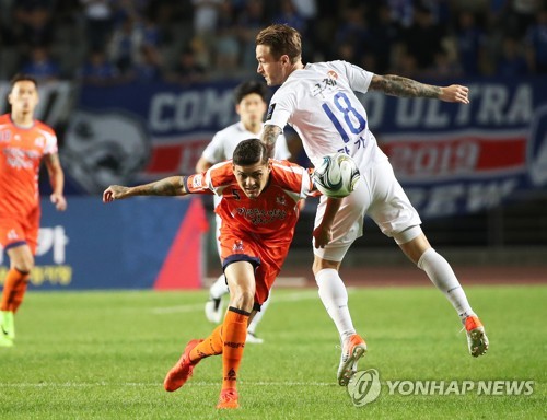 '그라운드 반란' 화성FC,  FA컵 4강 1차전서 수원에 일격(종합)