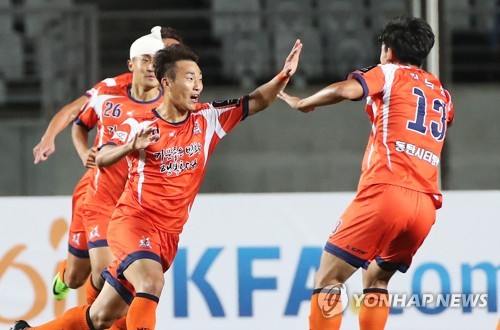 '그라운드 반란' 화성FC,  FA컵 4강 1차전서 수원에 일격(종합)