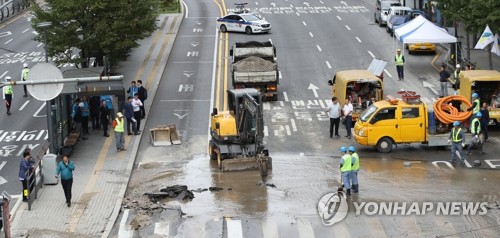 경찰청 앞 상수도관 파열 복구 완료…"현재 통행 정상화"