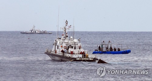 강원 고성 앞바다서 난파한 북한 목선 발견…"대공 용의점 없어"(종합)