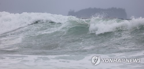 태풍 '타파' 영향으로 관광지 '한산'…도심 쇼핑몰 '북적'