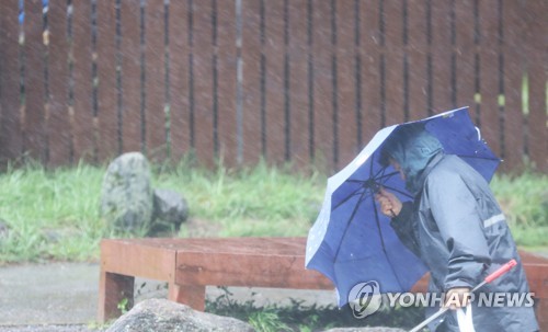 태풍 간접영향에 제주공항 항공편 줄줄이 결항·여객선 운항중단(종합)