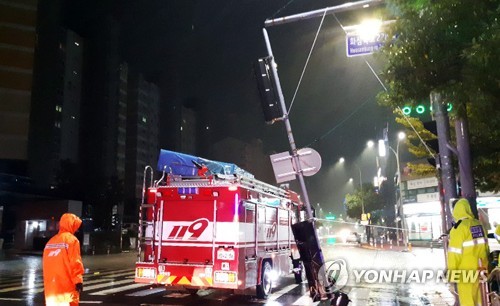 전신주 기울고 신호등 꺾이고…제주 태풍 피해 잇따라