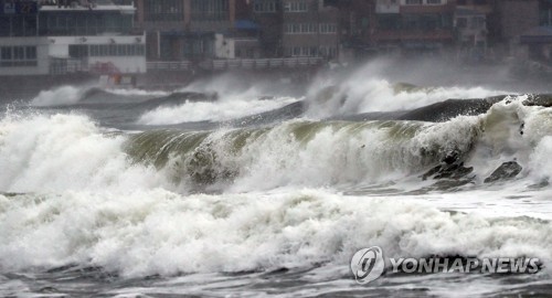 태풍특보 울산 매곡 128㎜ 비…항공기 결항·도로 통제