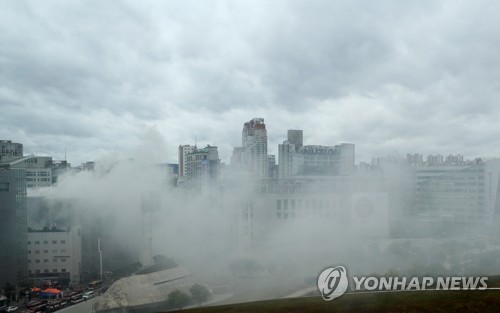 서울 제일평화시장 새벽 화재…불 꺼졌어도 연기 계속 나와