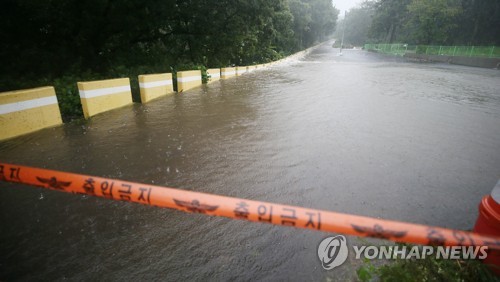 전신주 기울고 신호등 꺾이고…제주 태풍 피해 잇따라