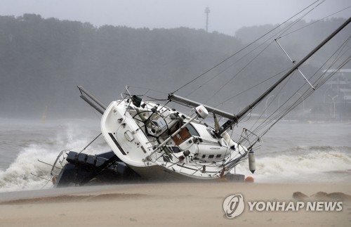 태풍에 자신의 표류 선박 인양하려던 선장 의식 잃고 숨져