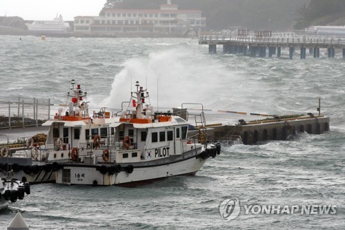 벽돌 떨어지고 유리창 깨지고…광주·전남 태풍 피해(종합)