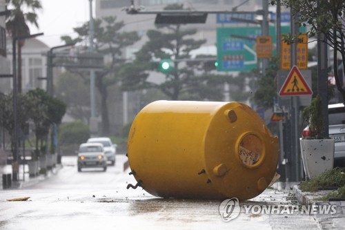 태풍 '타파' 한반도 근접…1명 사망 포함 크고 작은 피해 속출