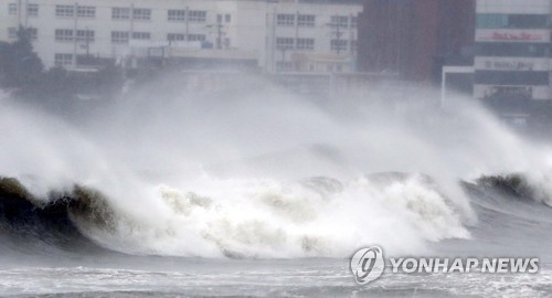 태풍 '타파' 제주 동쪽 바다 통과…밤 10시 부산 최근접