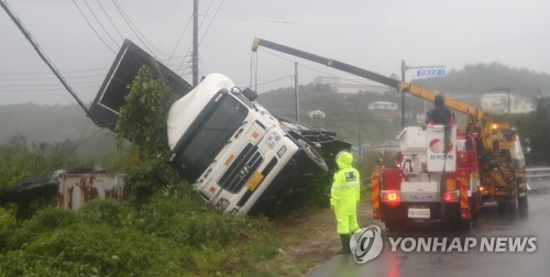 강풍에 물 폭탄…태풍 '타파' 할퀸 제주·남부 피해 속출