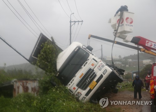 물폭탄·강풍 몰고 온 태풍 '타파'에 한반도 절반이 쑥대밭